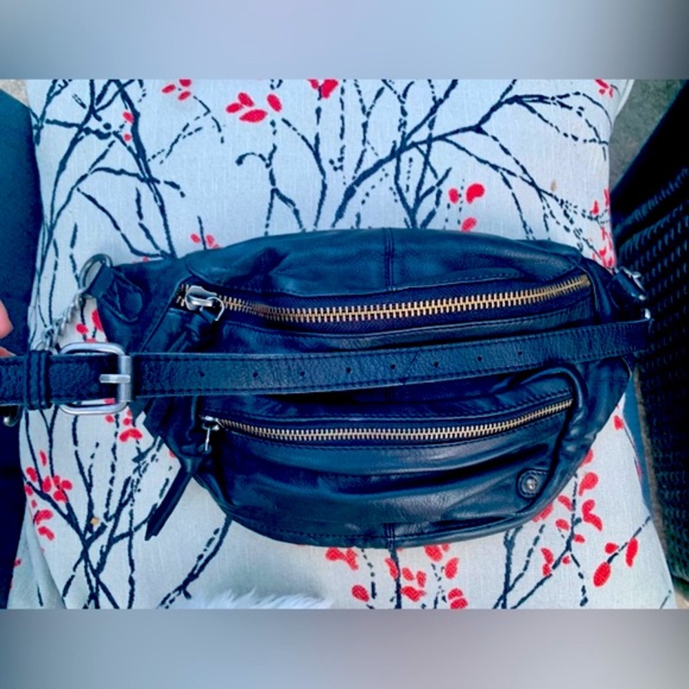 🔥SOLD -not for sale- Free People - BLACK Leather Archer Chain Sling Bag - Picture 6 of 15